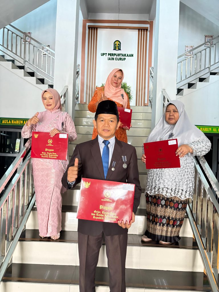 Pengabdian Tanpa Batas, Pustakawan IAIN Curup Dianugerahi Satya Lencana Karya Satya